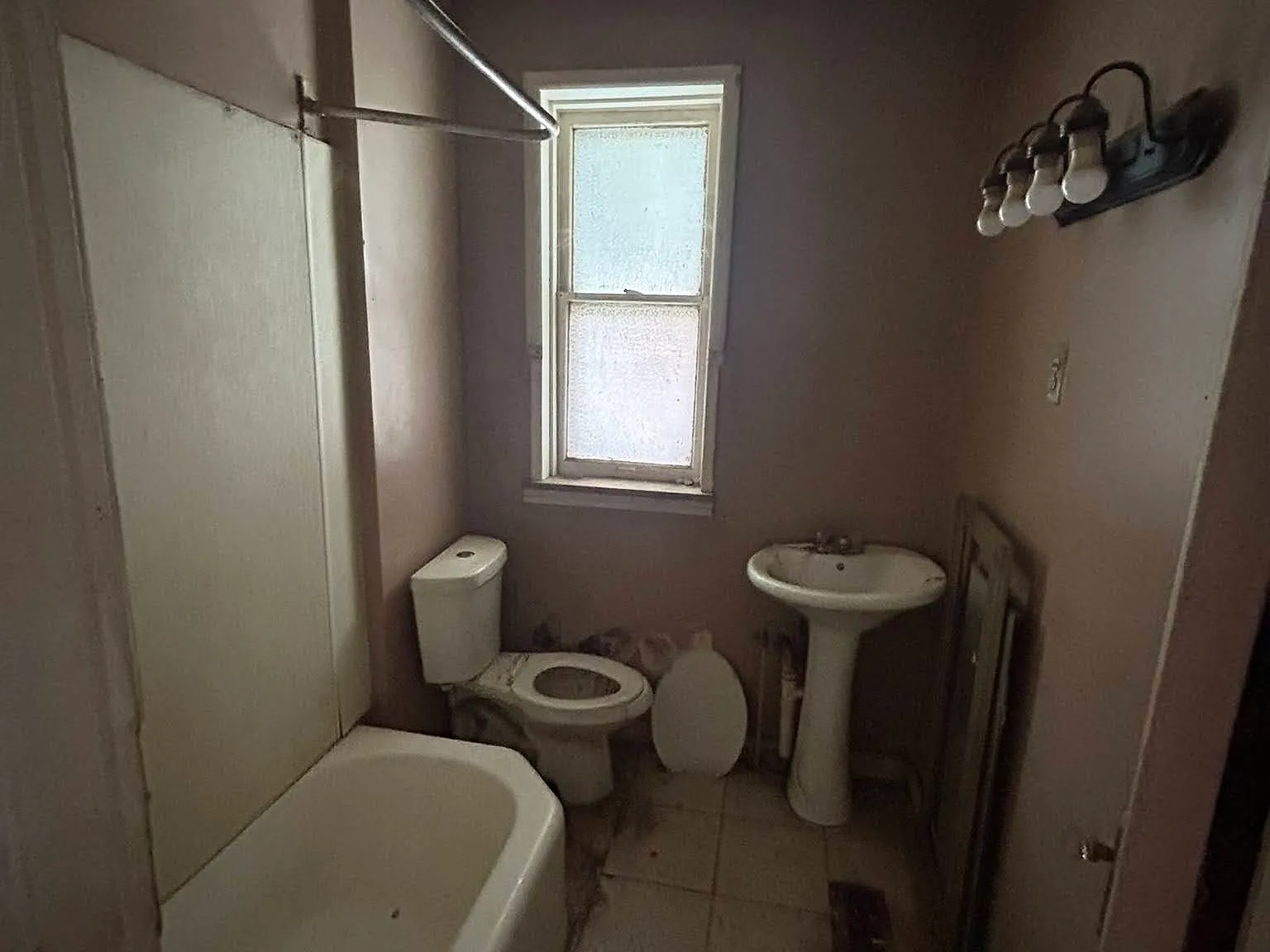 2 bed, 968 sqft, $595 — Photo 2