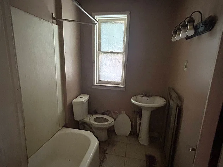 4546 Pope Ave — Photo 2