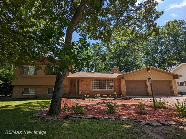 17 Five Oaks Dr, Saginaw, MI 48638
