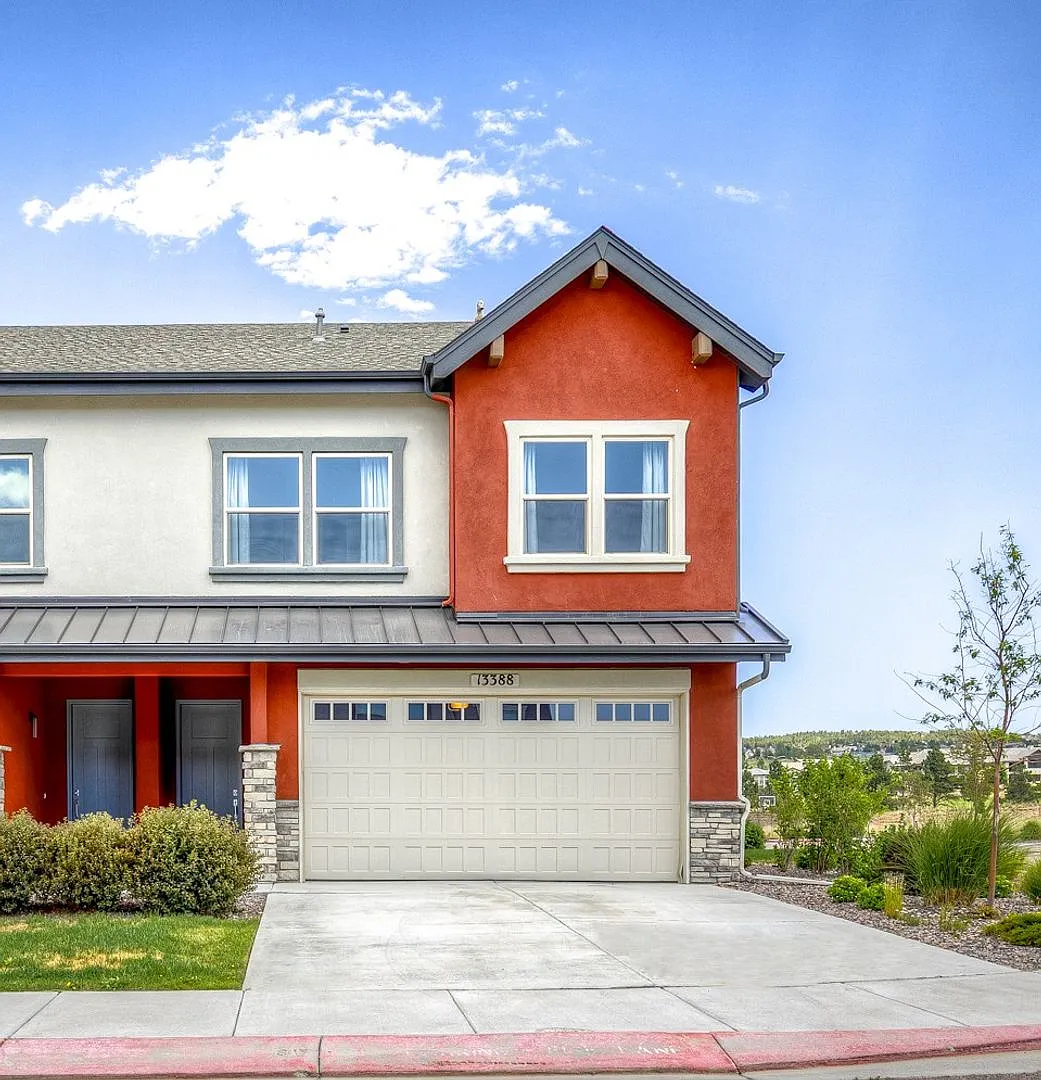 Luxury End Unit Townhome in Flying Horse — Photo 1