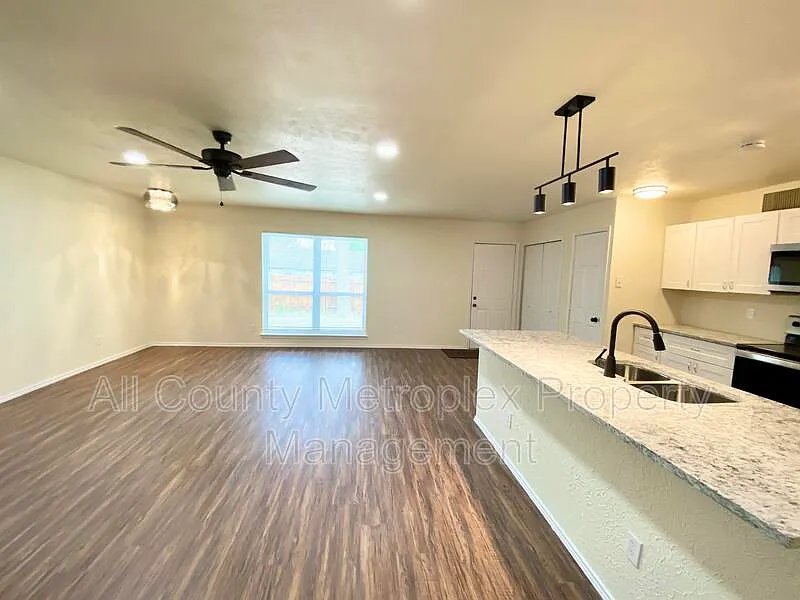 3 bed, 2.0 bath, 1352 sqft, $1,800 — Photo 3