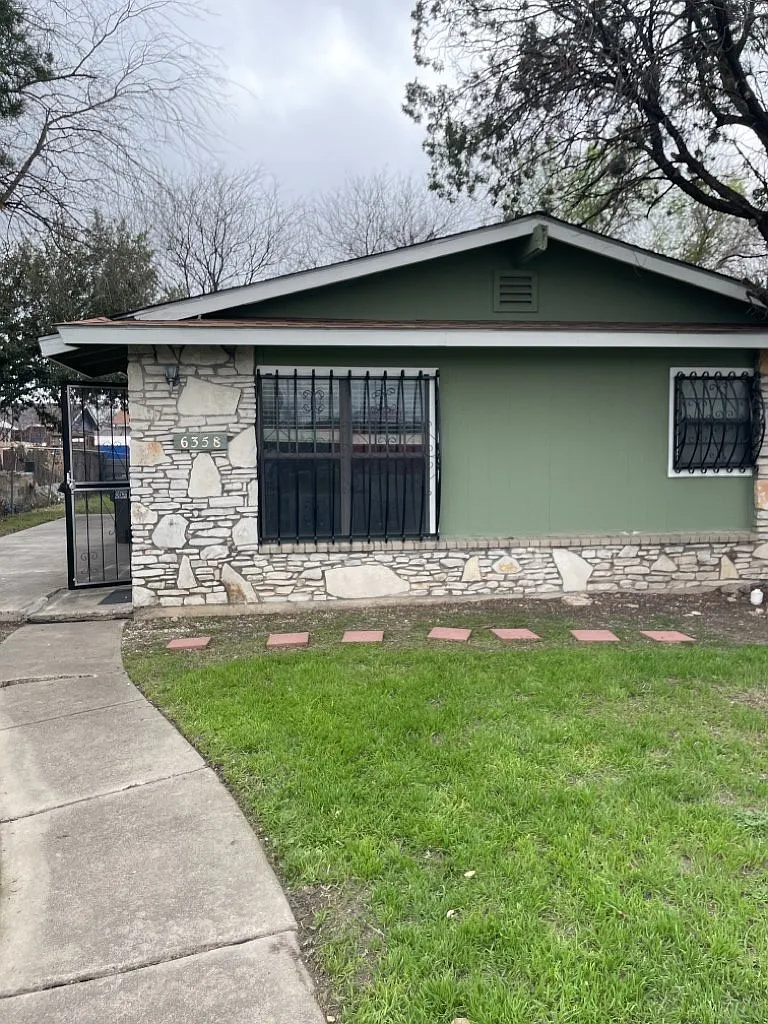 2 bed, 1.0 bath, 1126 sqft, $1,130 — Photo 1