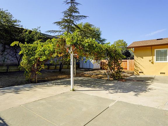 5th image of 2607 Carnation Dr