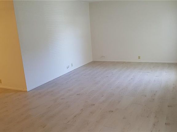 4th image of 998 Dumont Dr