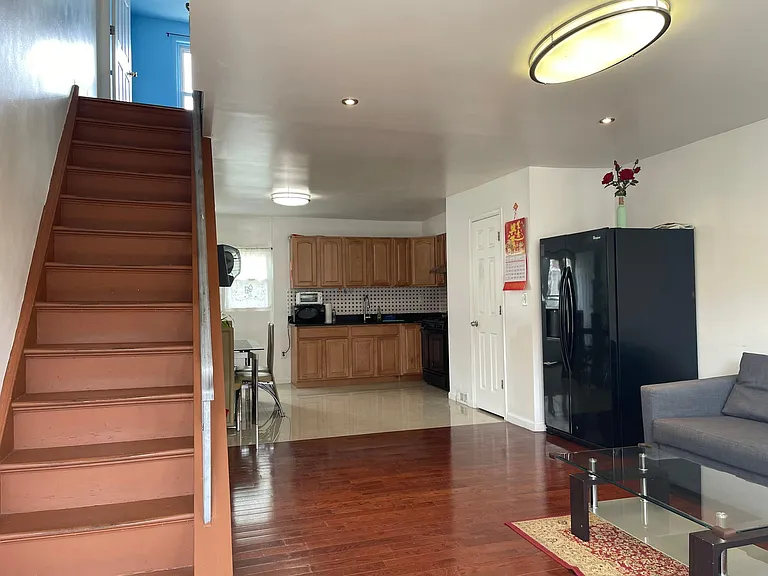 2732 S Marshall St — Photo 2