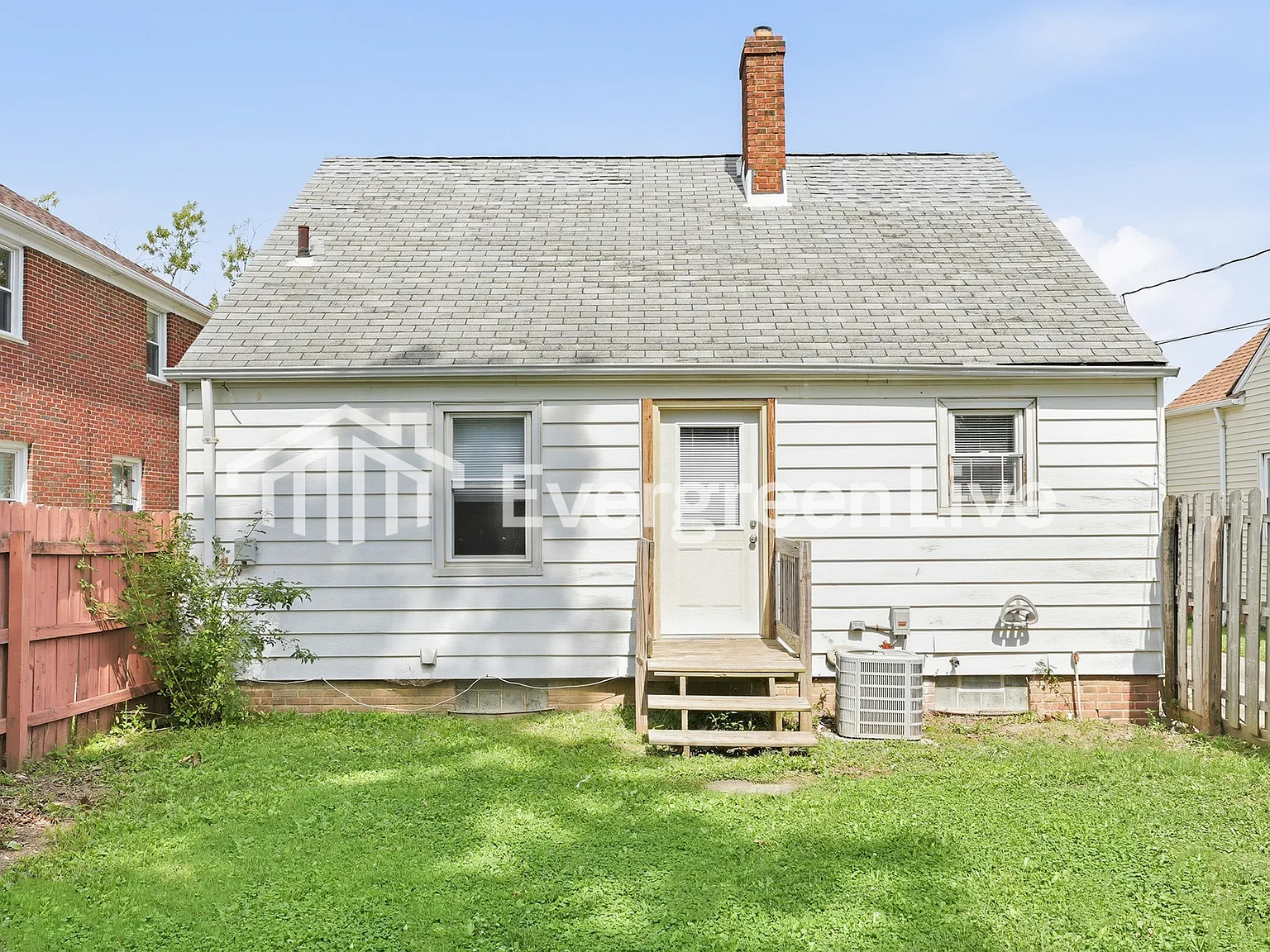 4 bed, 1.0 bath, 1291 sqft, $1,745 — Photo 2