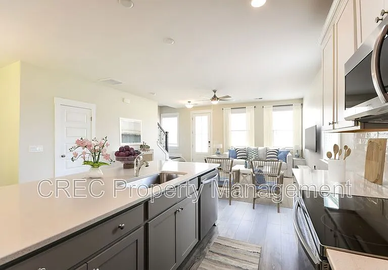 7811 Park Gate Dr — Photo 4