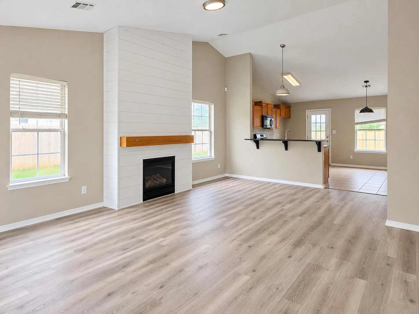 3 bed, 1335 sqft, $1,595 — Photo 2
