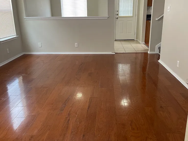 10306 Buescher Ln — Photo 3