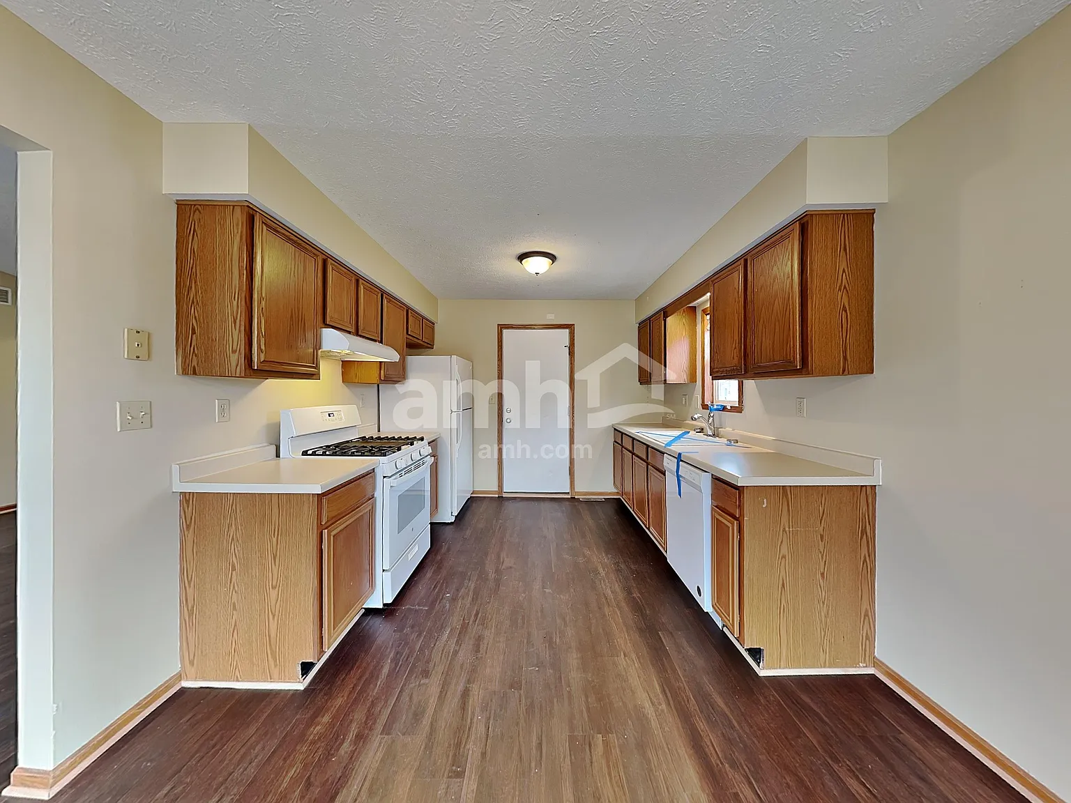 3 bed, 2.0 bath, 1256 sqft, $2,415 — Photo 3