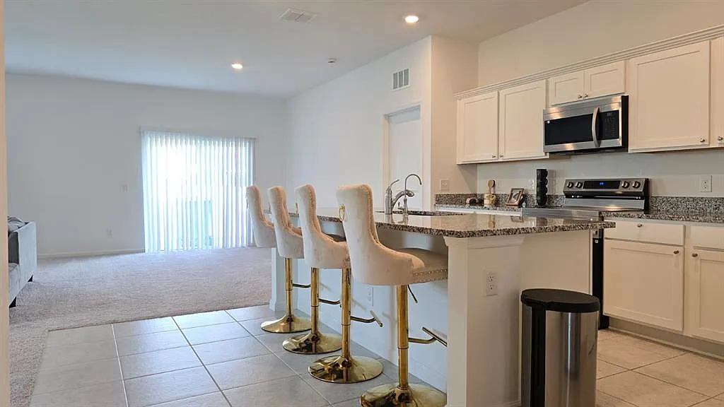 4 bed, 2.0 bath, 1910 sqft, $2,550 — Photo 4