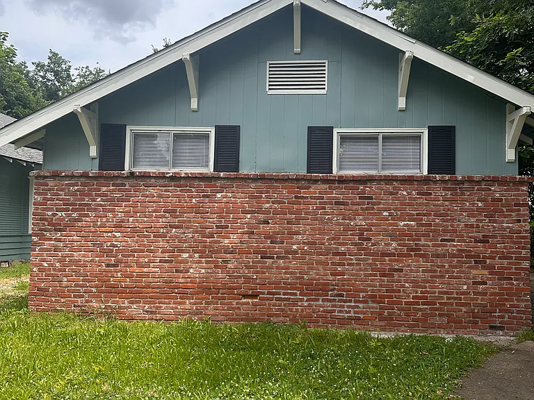 216 E St NW — Photo 1