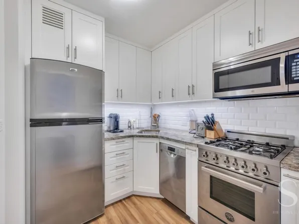 301 East 62nd Street image 5 of 11