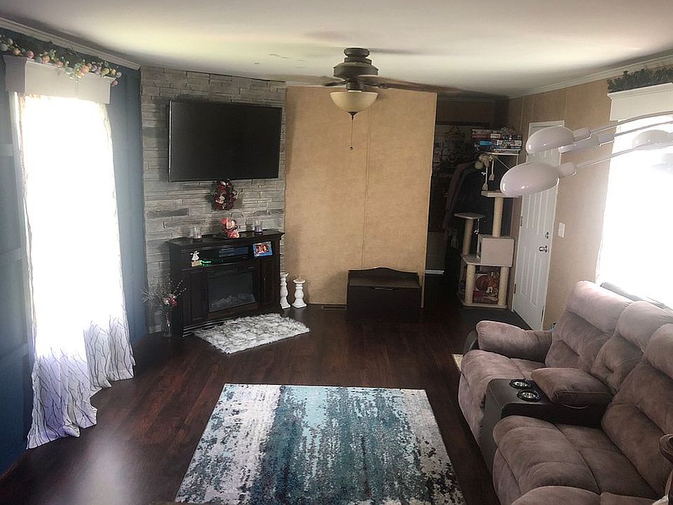 Living room with fireplace 