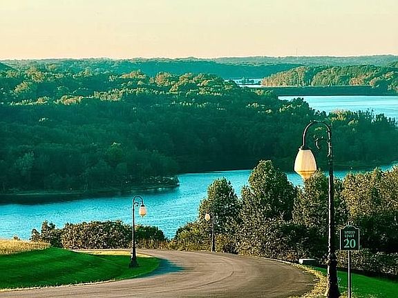 3rd image of 906 Eagle Point Dr