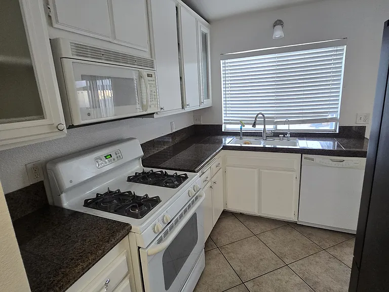 W Avenue J2 — Photo 3