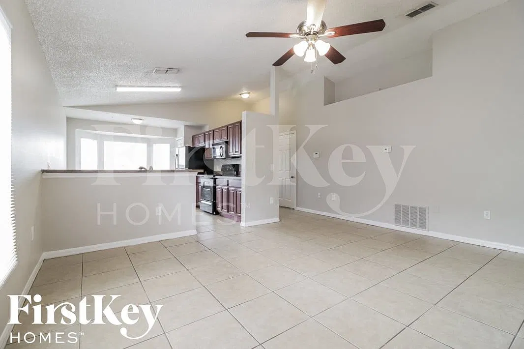 3 bed, 2.0 bath, 1300 sqft, $2,030 — Photo 3