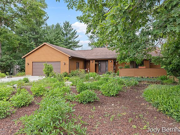 2nd image of 6600 Rogueview Ct NE