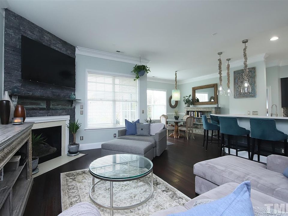 1st image of 2104 Woodsdale Dr