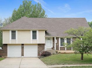 6222 Cottonwood Dr, Shawnee, KS 66216
