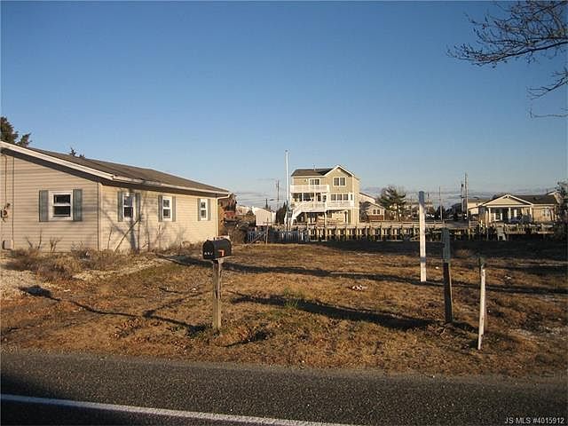 2nd image of 713 Twin Lakes Blvd