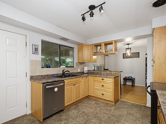 4th image of 33539 Dewdney Trunk Rd