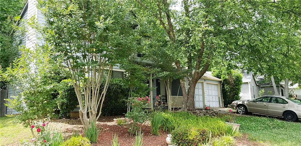 3 bed, 1700 sqft, $2,475 — Photo 2