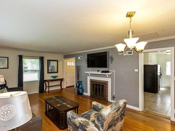 4th image of 1013 S Oak Ave