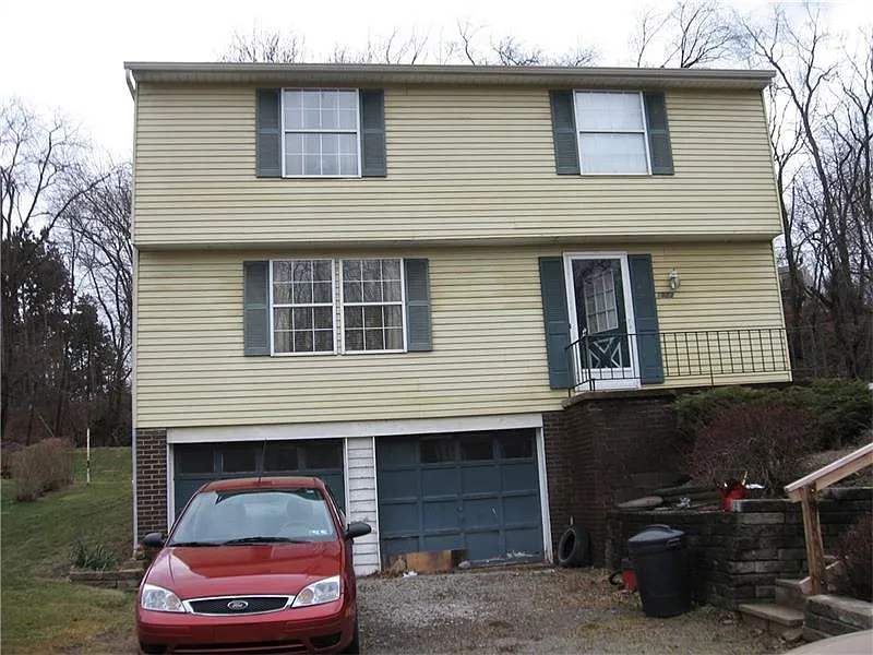 1923 Strawbridge Dr photo 1