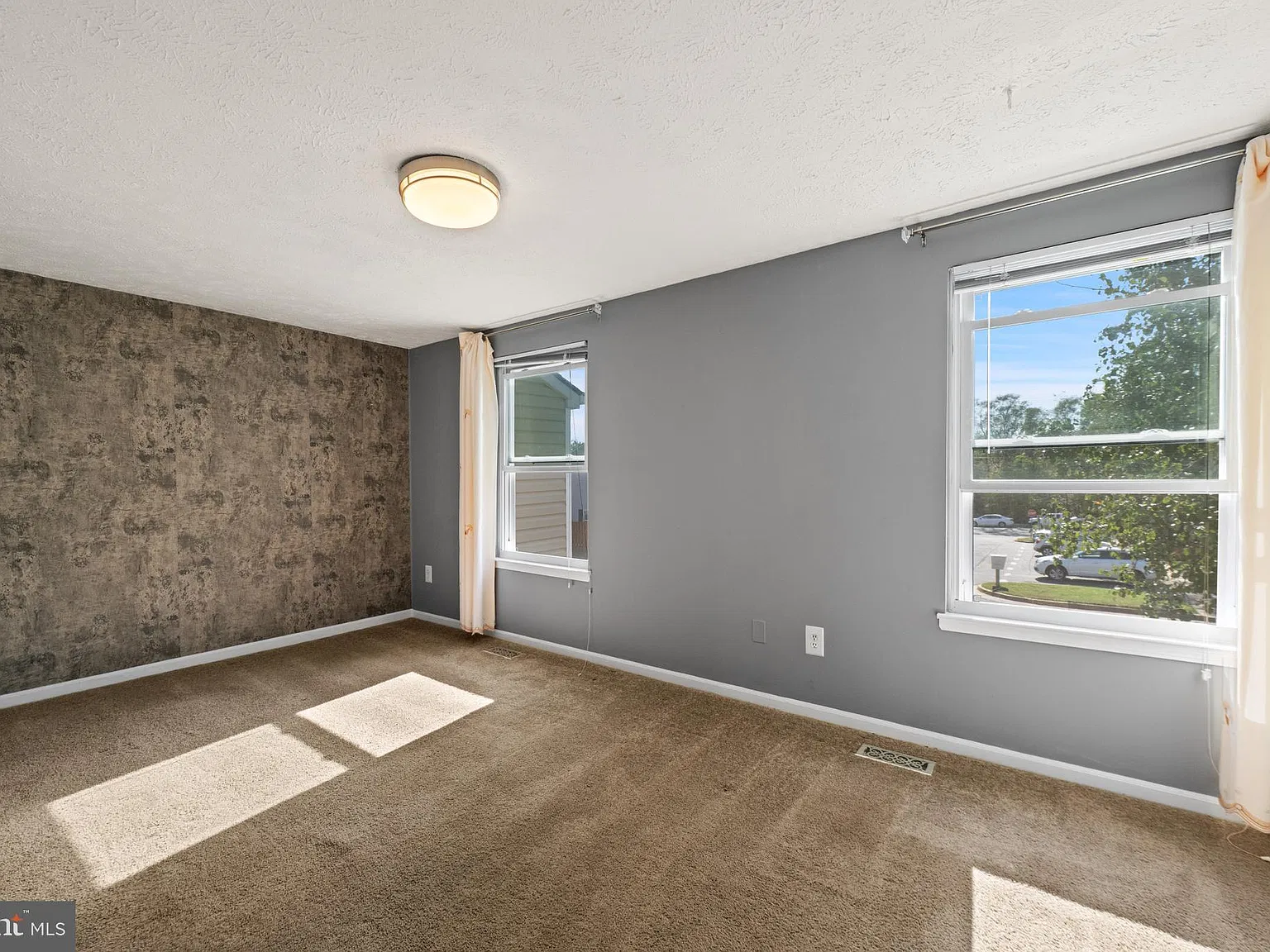 3 bed, 1.5 bath, 1120 sqft, $2,200 — Photo 2