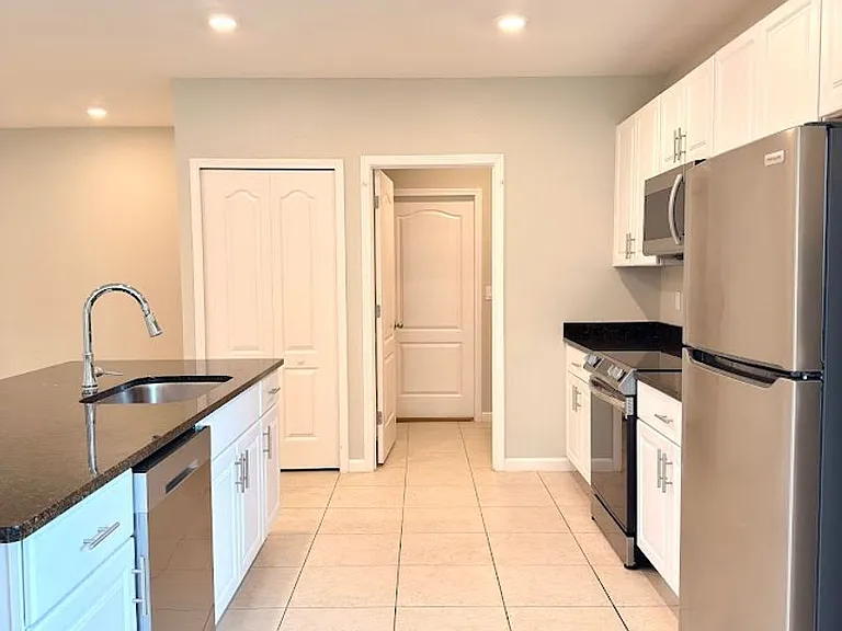 123 College St — Photo 10