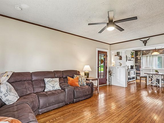 3rd image of 305 NE Cherry Ave