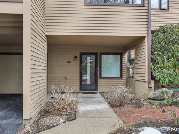 215 Mountain View Dr, Mahwah, NJ 07430