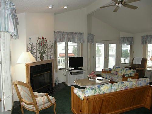 4th image of 1624 Wesley Ave