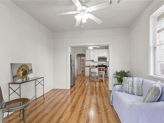 2nd image of 4150-52 Toulouse St