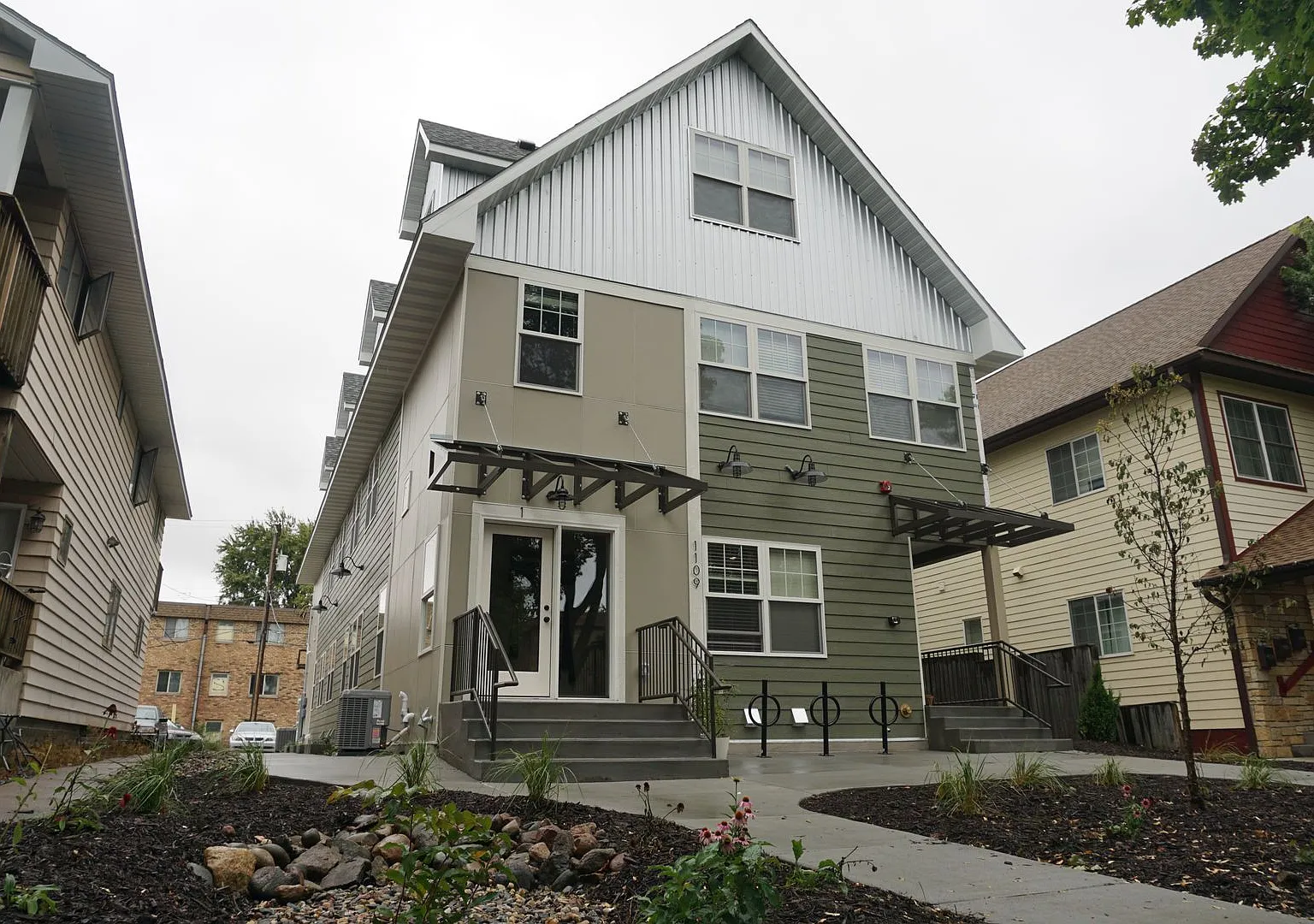 1109 8th St SE — Photo 2