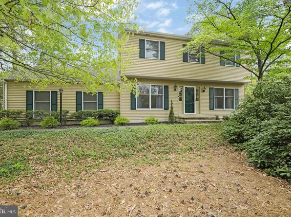 8 Yorkshire Dr, Medford, NJ 08055