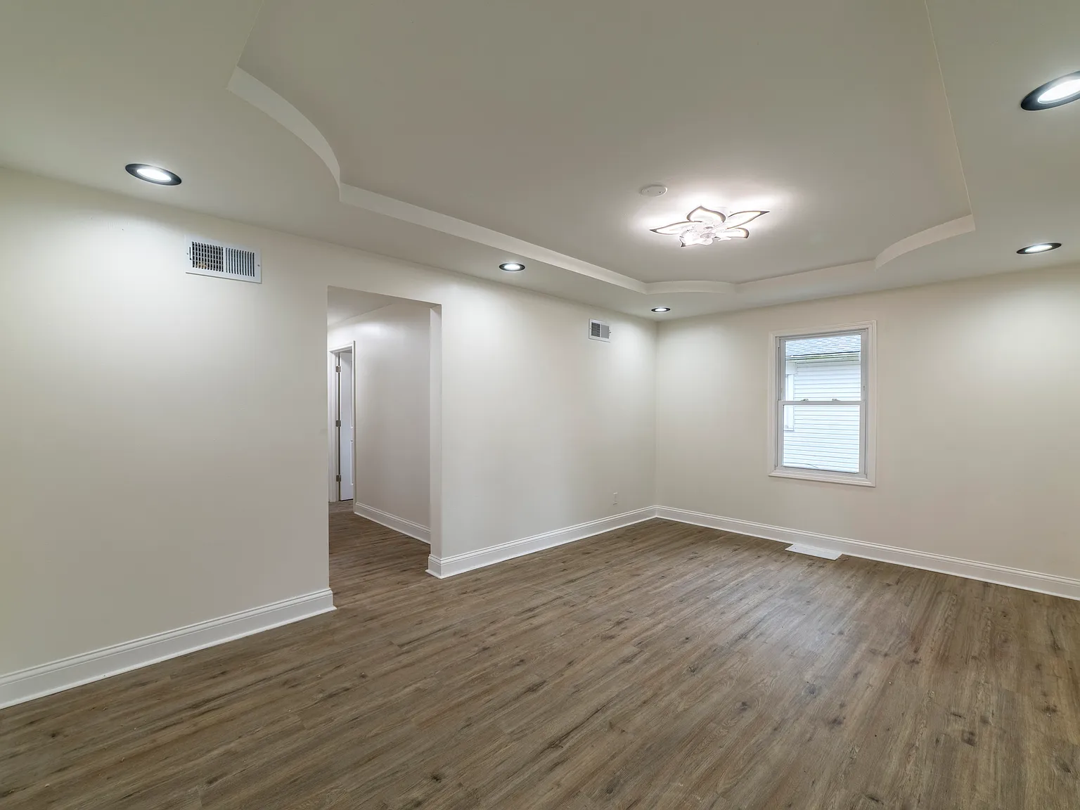 4 bed, 1261 sqft, $2,400 — Photo 3