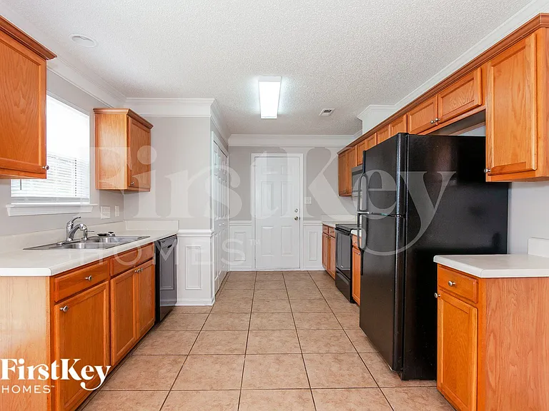 2422 Fairstone Ave — Photo 4