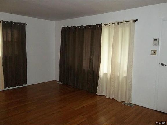 3rd image of 267 Gladys Ave