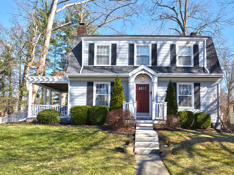 Pretty Dutch Colonial!