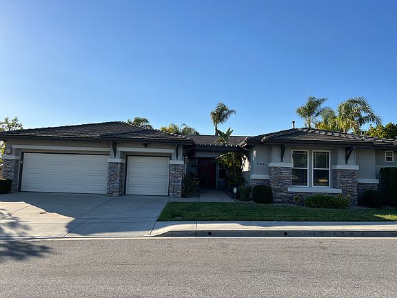 Single level cul de sac on golf course