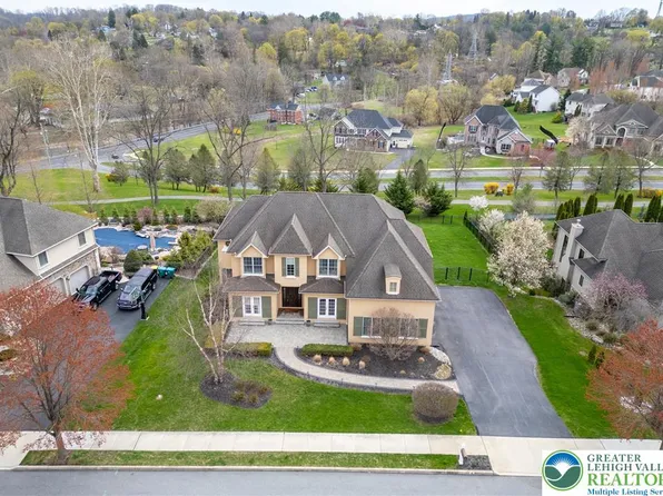 8 Creek View Ct, Easton, PA 18045