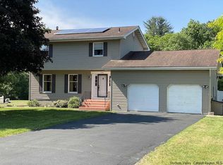 11 Country Meadows Ln, New Paltz, NY 12561