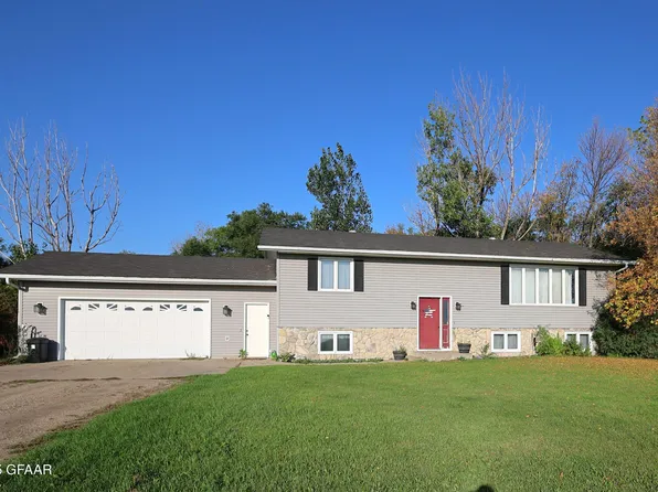 1759 18th St NE, Grand Forks, ND 58203