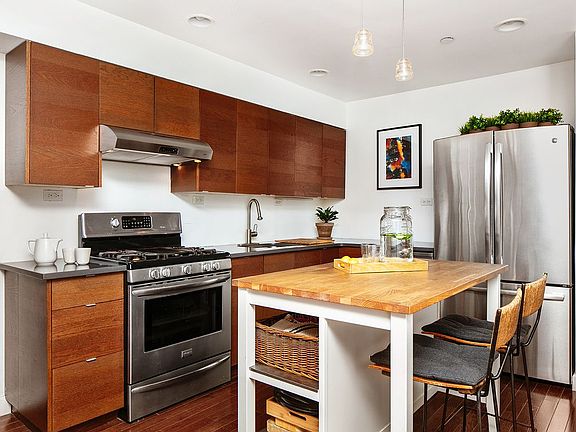 2nd image of 579 Jefferson Ave APT 1