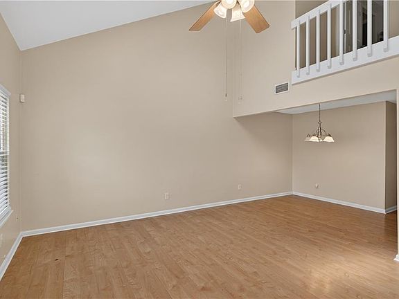 3rd image of 829 Huntly Ct