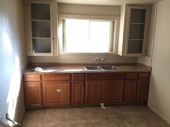4th image of 1033 N Leslie St