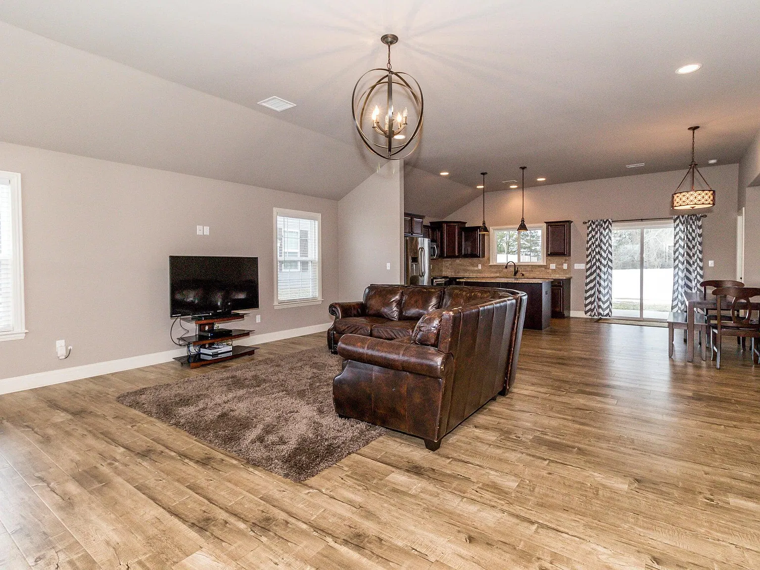 3 bed, 2.0 bath, 1640 sqft, $2,000 — Photo 3