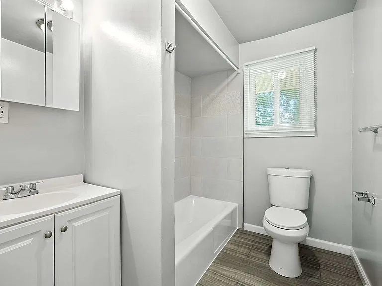 Shore Hill Apartments — Photo 11